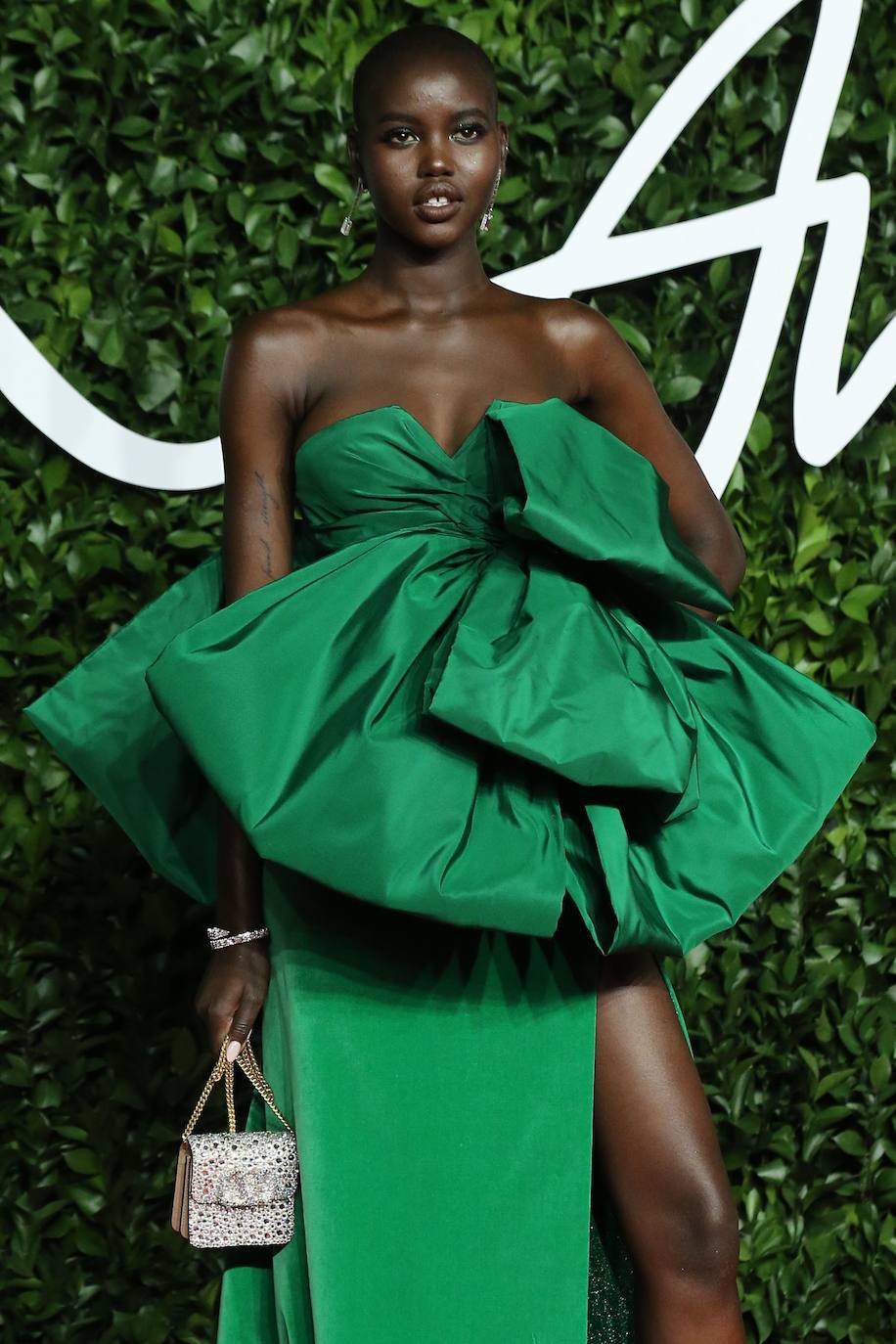 La sudanesa Adut Akech, que se llevó el premio a la mejor modelo del año, eligió para la ocasión un vestido verde con abertura en la falda de Valentino.