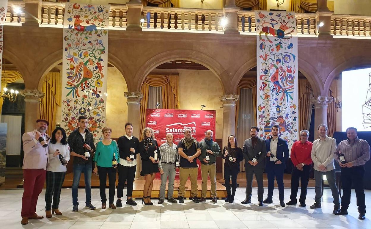 Miembros de las bodegas de la Denominación de Origen Protegida Sierra de Salamanca que participaron ayer en la presentación de sus vinos en el Casino.