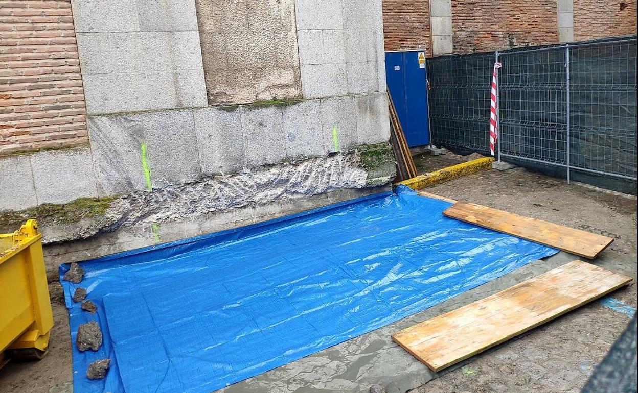 Espacio que ocupará el foso del ascensor en la calle Gascos.