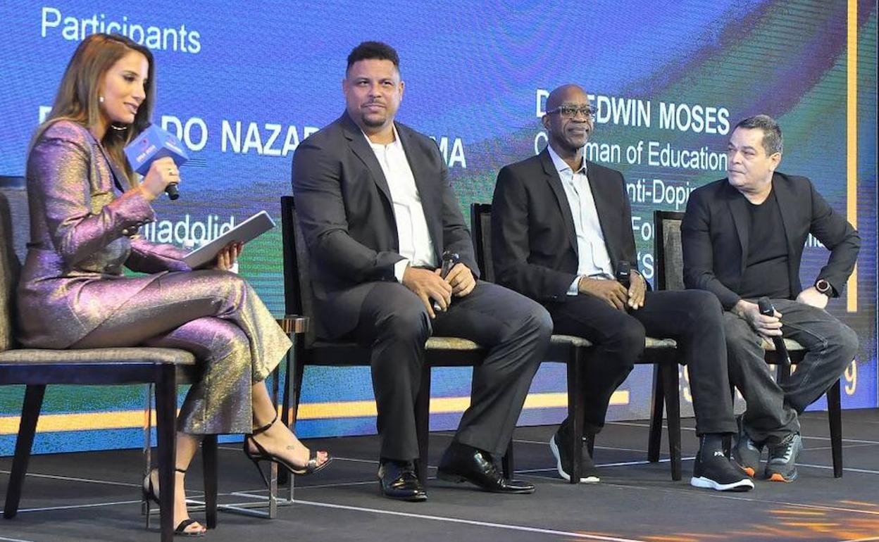 Ronaldo Nazário, en el centro de la imagen junto a Edwin Moses, durante su intervención en Manila.