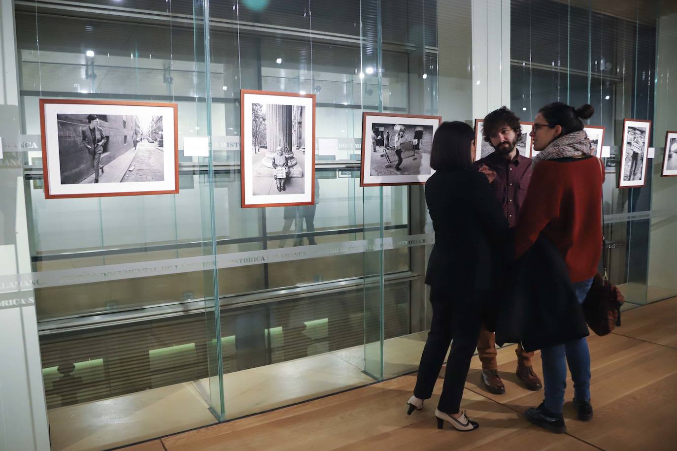 El Centro Documental de la Memoria Histórica (CDMH) de Salamanca acoge desde hoy, y hasta el 1 de marzo de 2020, la exposición 'Personalmente', con la que el fotoperiodista Enrique Cano revela su «álbum de recuerdos» de la Transición española y de los años de la movida madrileña hasta llegar a las primeras fotografías digitales de finales del siglo XX y principios del XXI