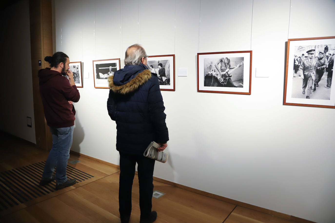 El Centro Documental de la Memoria Histórica (CDMH) de Salamanca acoge desde hoy, y hasta el 1 de marzo de 2020, la exposición 'Personalmente', con la que el fotoperiodista Enrique Cano revela su «álbum de recuerdos» de la Transición española y de los años de la movida madrileña hasta llegar a las primeras fotografías digitales de finales del siglo XX y principios del XXI