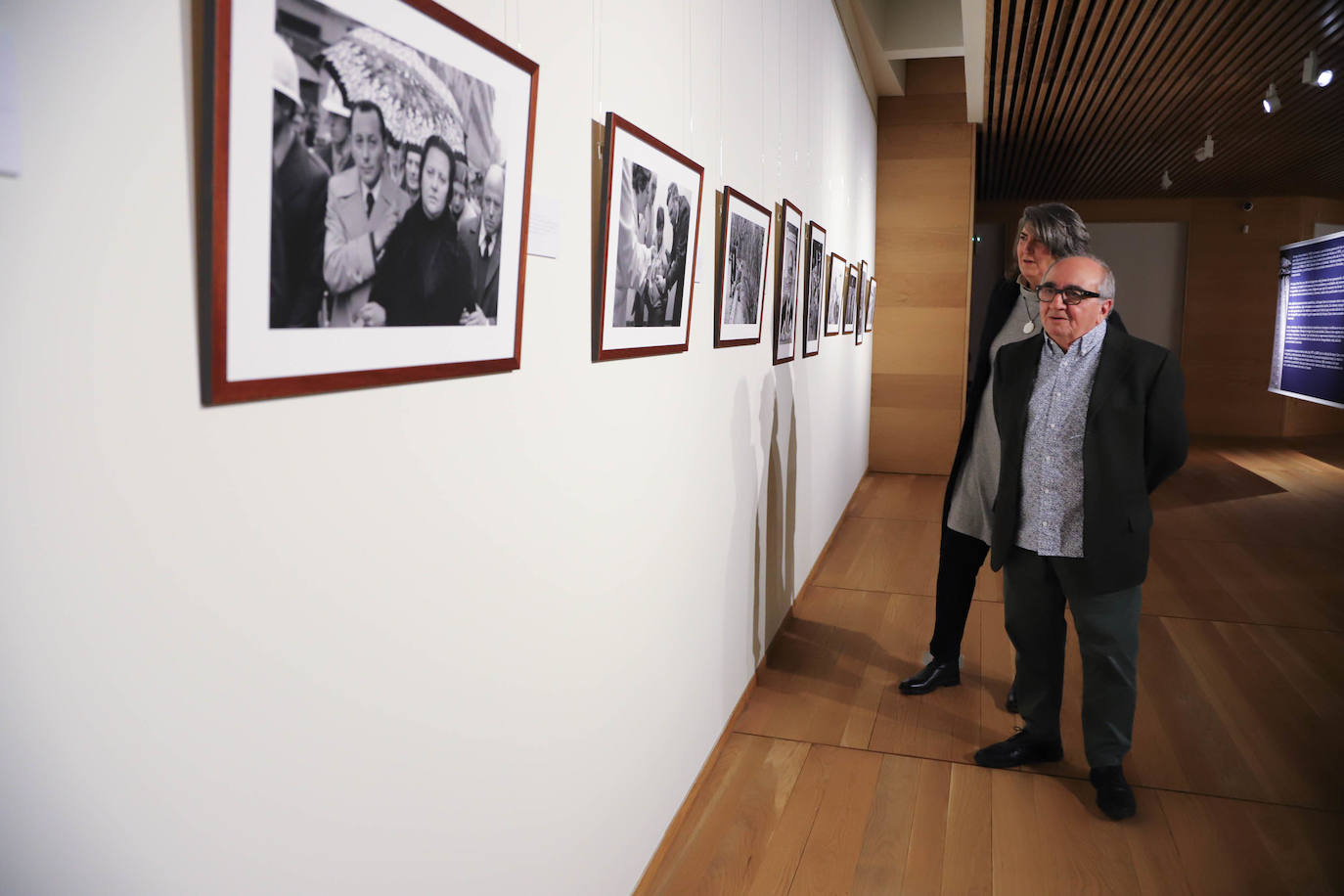 El Centro Documental de la Memoria Histórica (CDMH) de Salamanca acoge desde hoy, y hasta el 1 de marzo de 2020, la exposición 'Personalmente', con la que el fotoperiodista Enrique Cano revela su «álbum de recuerdos» de la Transición española y de los años de la movida madrileña hasta llegar a las primeras fotografías digitales de finales del siglo XX y principios del XXI