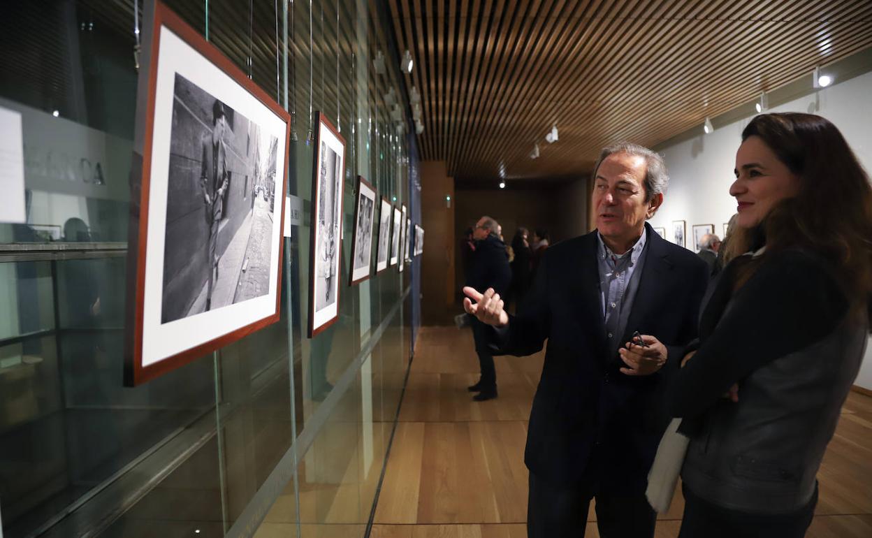 Enrique Cano explica una de sus fotografías.