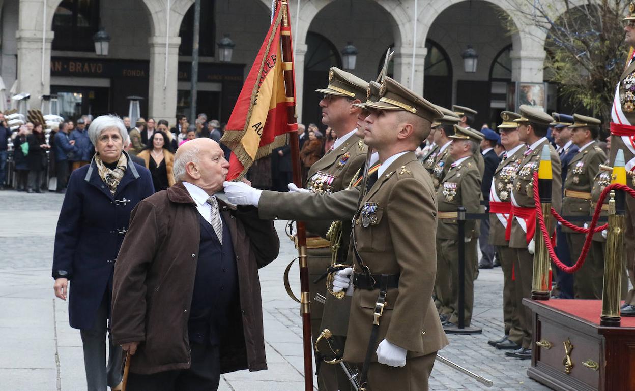 Un hombre besa la bandera en el acto celebrado en la Plaza Mayor.