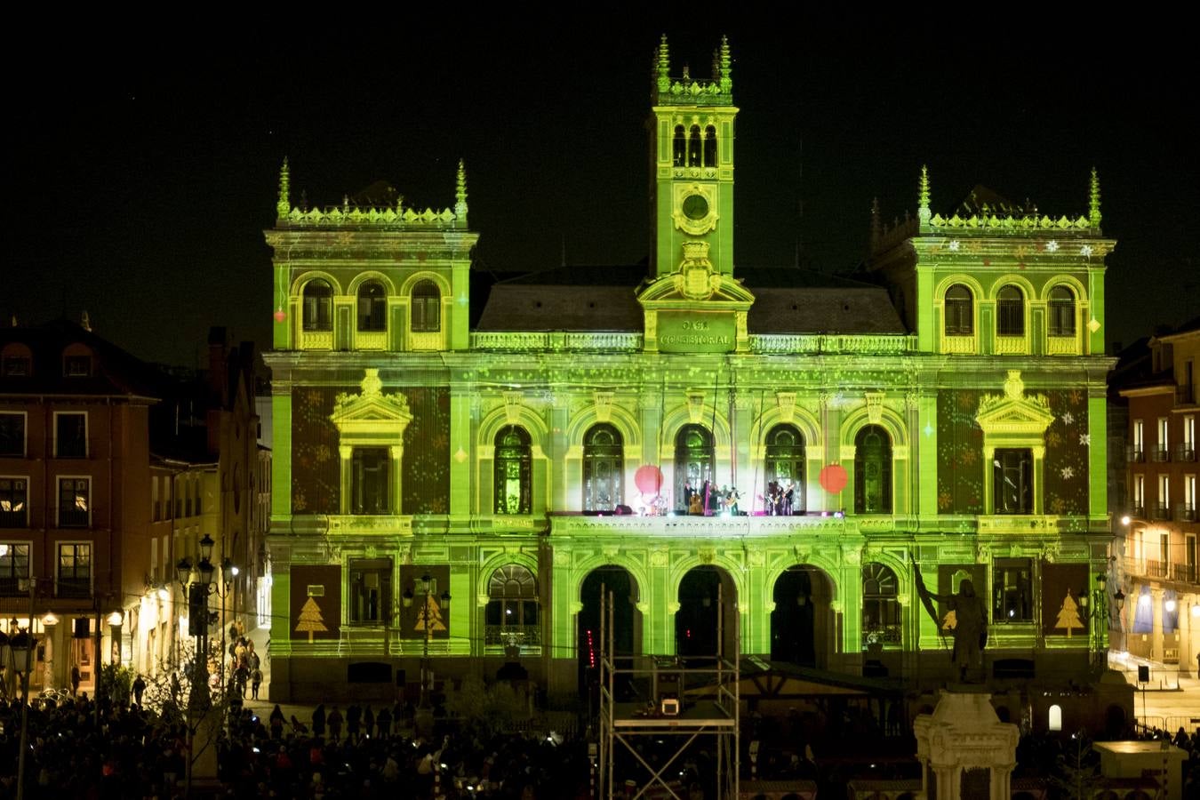 Que además contó con un recital de villancicos a cargo de Cover Club en el balcón consistorial dentro de los actos navideños organizados por el Ayuntamiento