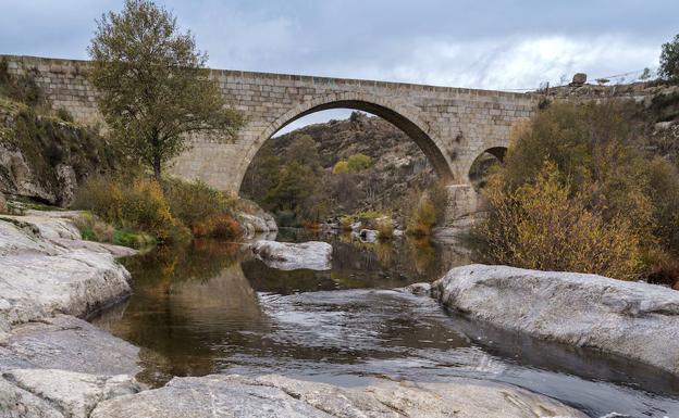 Imagen principal - Puente de Burgohondo y abadía de la localidad, del siglo XII.