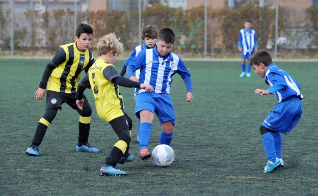 Sergio trata de arrebatar el balón a un jugador del Unión Delicias B. :