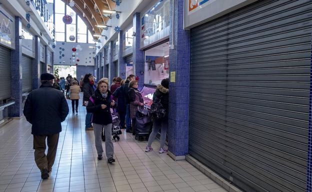 Mercado de Las Delicias, con varios de los establecimientos cerrados. 