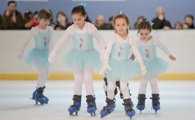 Gala de patinaje artístico infantil en el CDO.