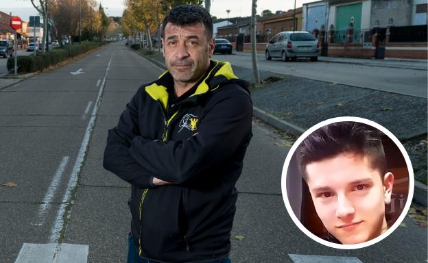 Luis Paulet (padre), ayer de paso por Puente Duero. A la derecha, la foto de su hijo Luis.