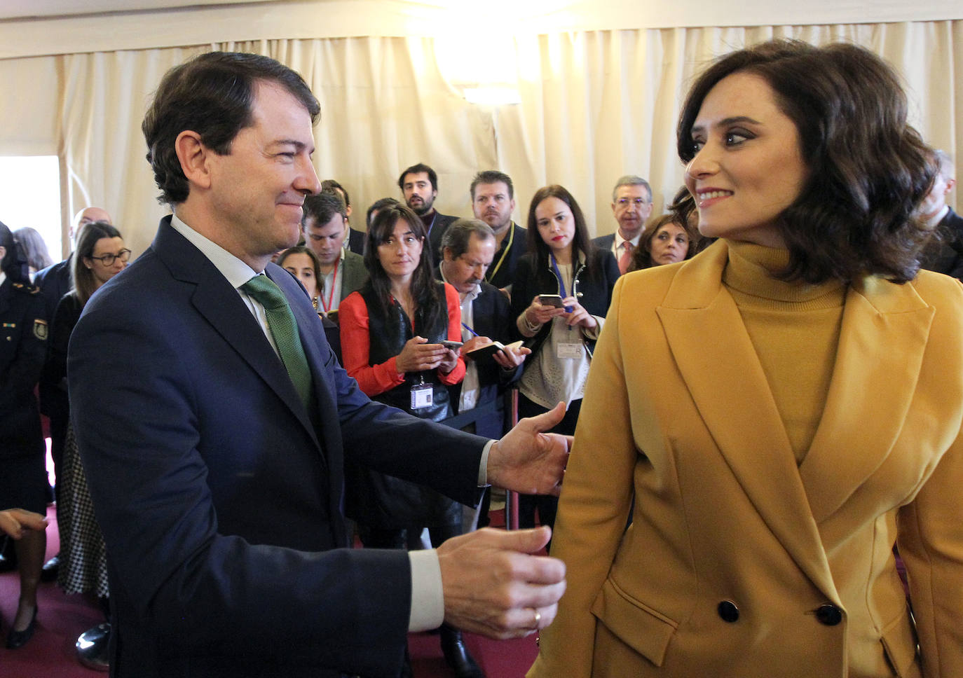 El presidente de la Junta, Alfonso Fernández Mañueco, saluda a la presidenta de la Comunidad de Madrid, Isabel Díaz Ayuso en la recepción que con motivo del Día de la Constitución española, organiza el Congreso de los Diputados. 