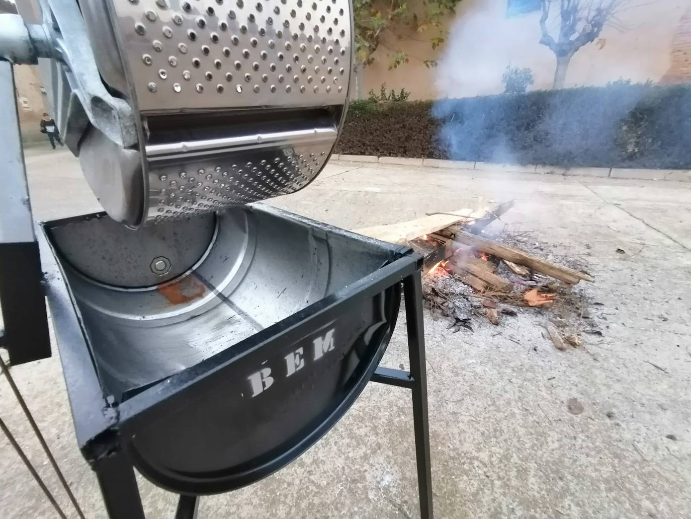 Los niños asando las castañas en el día festivo. 