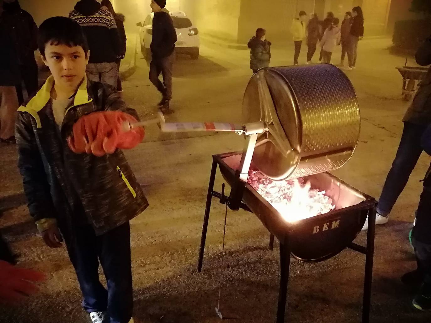 Los niños asando las castañas en el día festivo. 