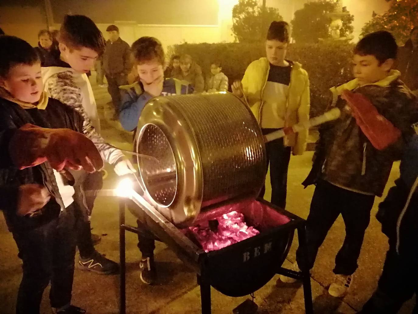 Los niños asando las castañas en el día festivo. 