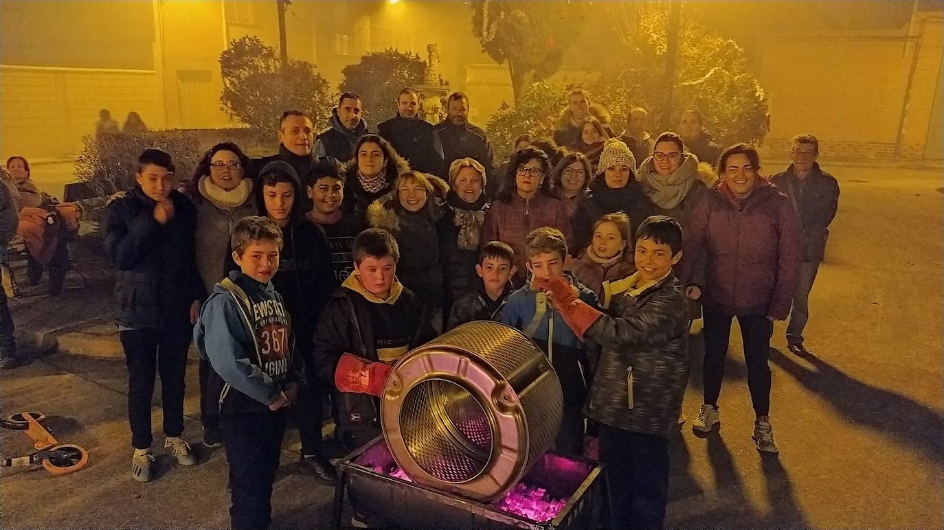 Los niños asando las castañas en el día festivo. 