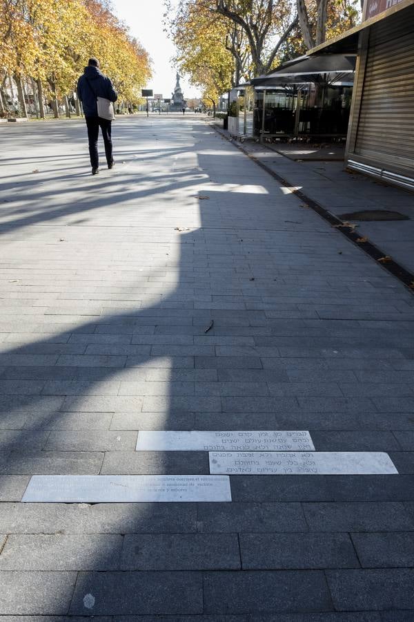 Placas que recuerdan la ubicación del antiguo cementerio judío, en la Acera de Recoletos.