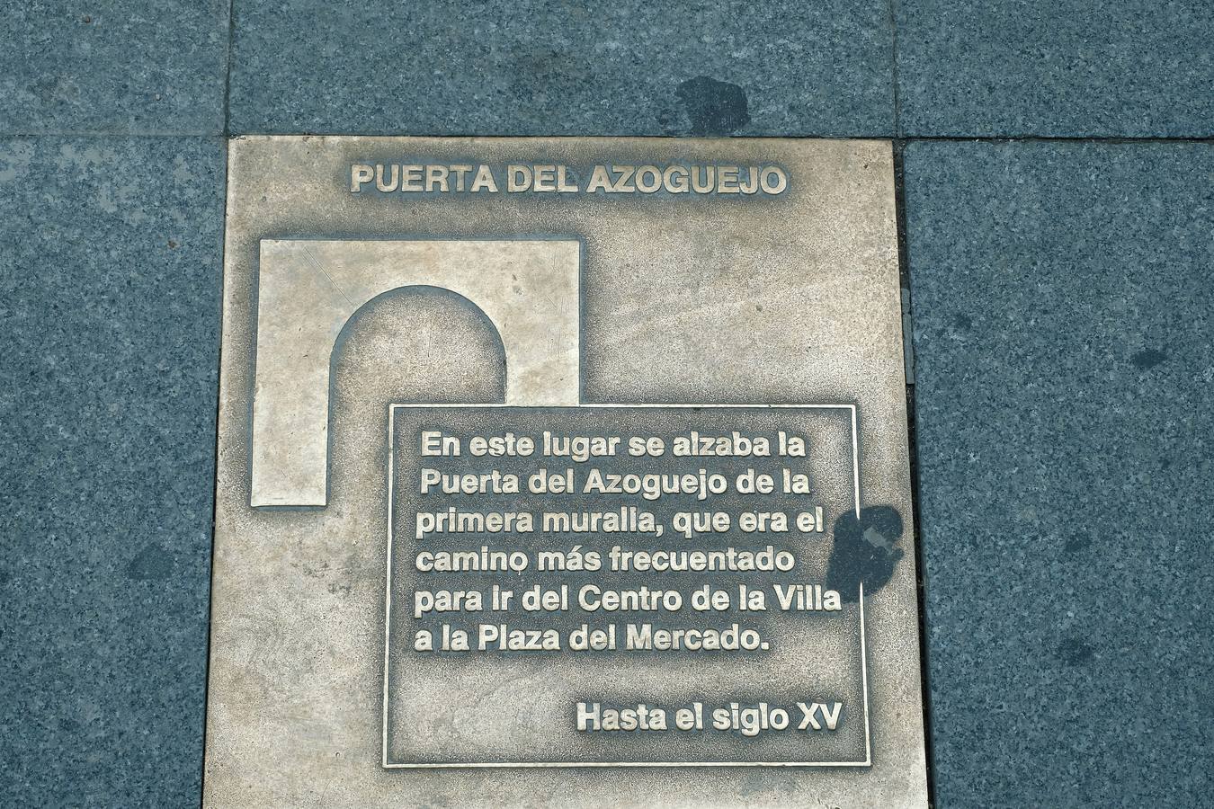 Placa en la calle Platerías, cerca de la iglesia de la Vera Cruz, que recuerda la puerta del Azoguejo de la vieja muralla.