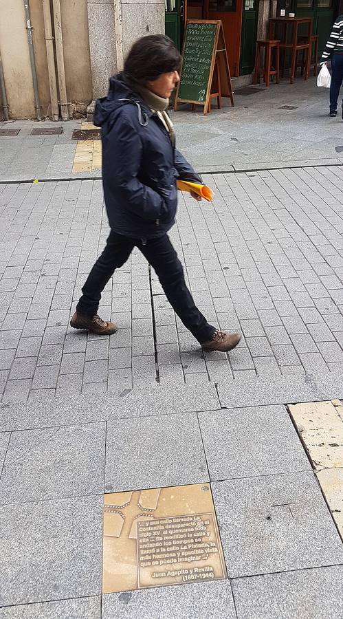 Una placa al inicio de la calle Platerías recuerda sus orígenes con palabras de Agapito y Revilla.