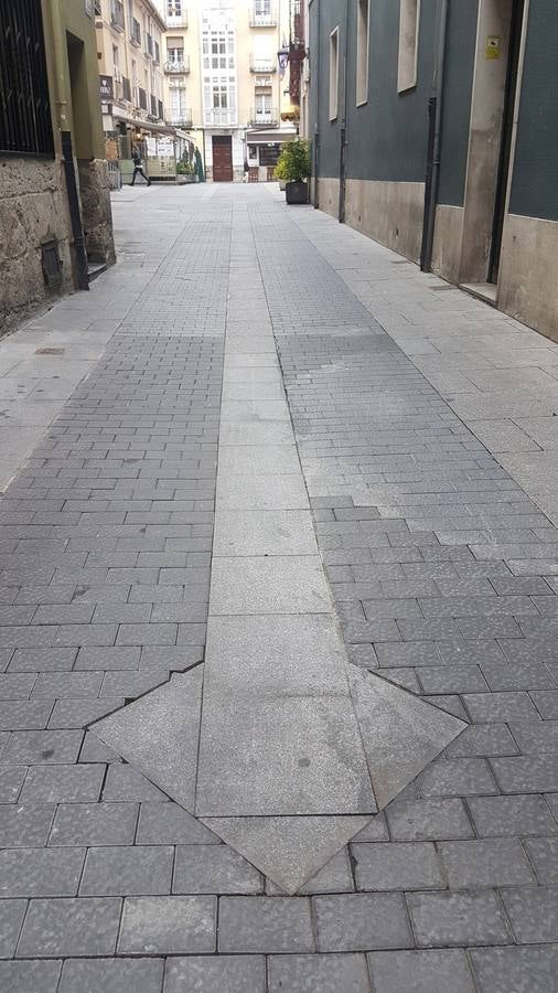 Una flecha en el pavimento de la calle del Peso.