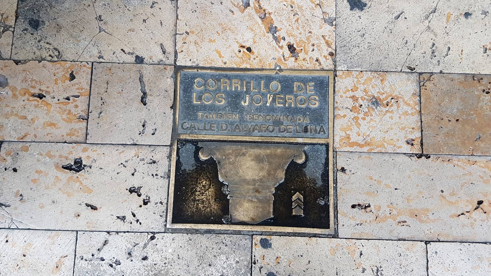 Corrillo de los Joyeros, a la altura del número 5 de la Plaza Mayor.