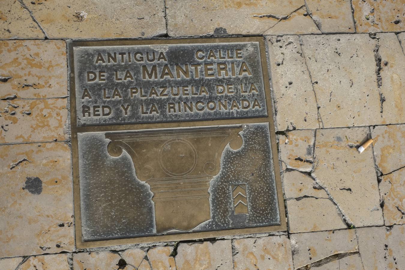 Placa de la antigua calle de la Mantería, en la Plaza Mayor con Manzana.