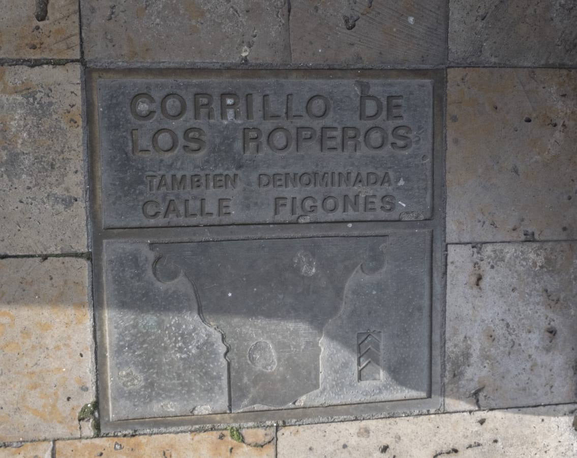 Plaza en la plaza Mayor que recuerda el antiguo corrillo de los roperos, frente a la cafetería Lion D'Or.