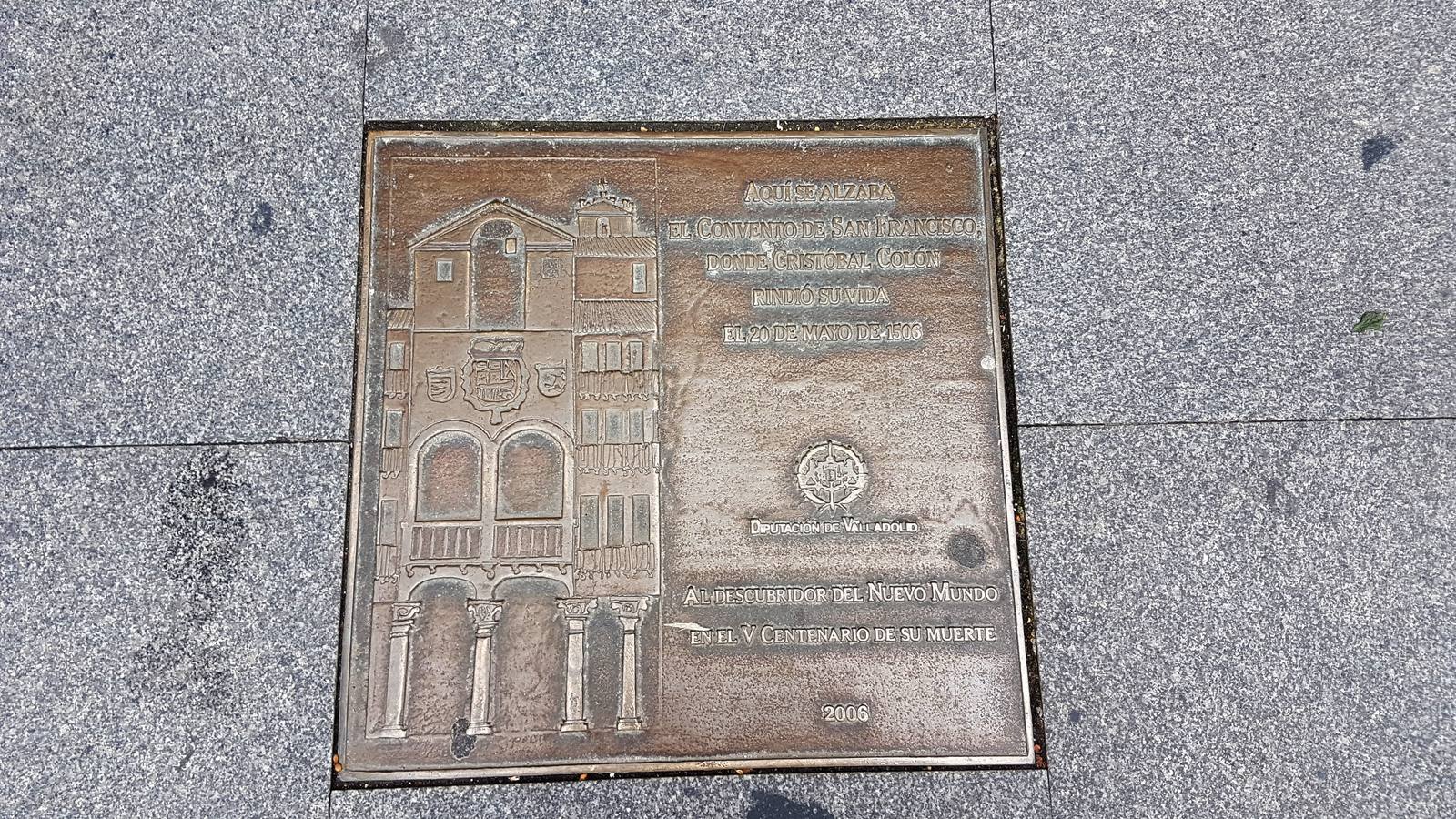 Placa frente al Teatro Zorrilla que recuerda el convento de San Francisco, en el que falleció Colón en el año 1506.