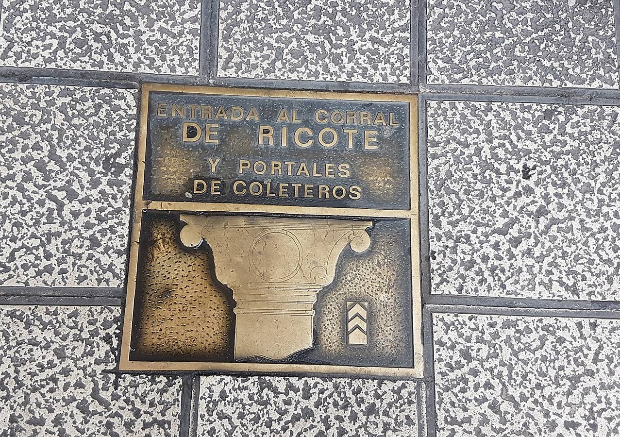 La placa que da entrada al corral de Ricote, junto al estanco de la Plaza Mayor, a la entrada de la calle Pasión.