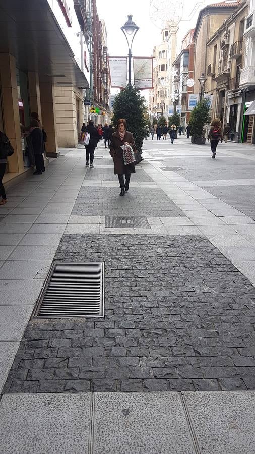 Este tramo de pavimento recuerda el adoquinado que se eligió en un primer momento para la peatonalización de la calle Santiago.