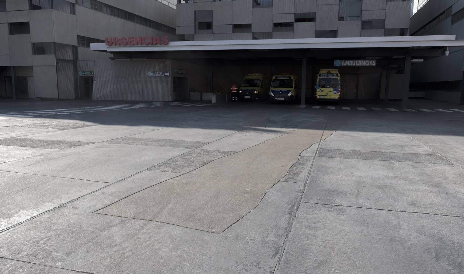 Trazas de antiguas edificaciones religiosas, en el acceso a las Urgencias del Clínico.