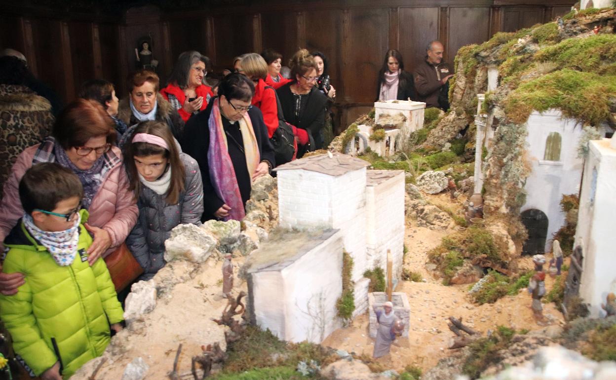 El público recorre las escenas del belén del convento de Santa Clara. 