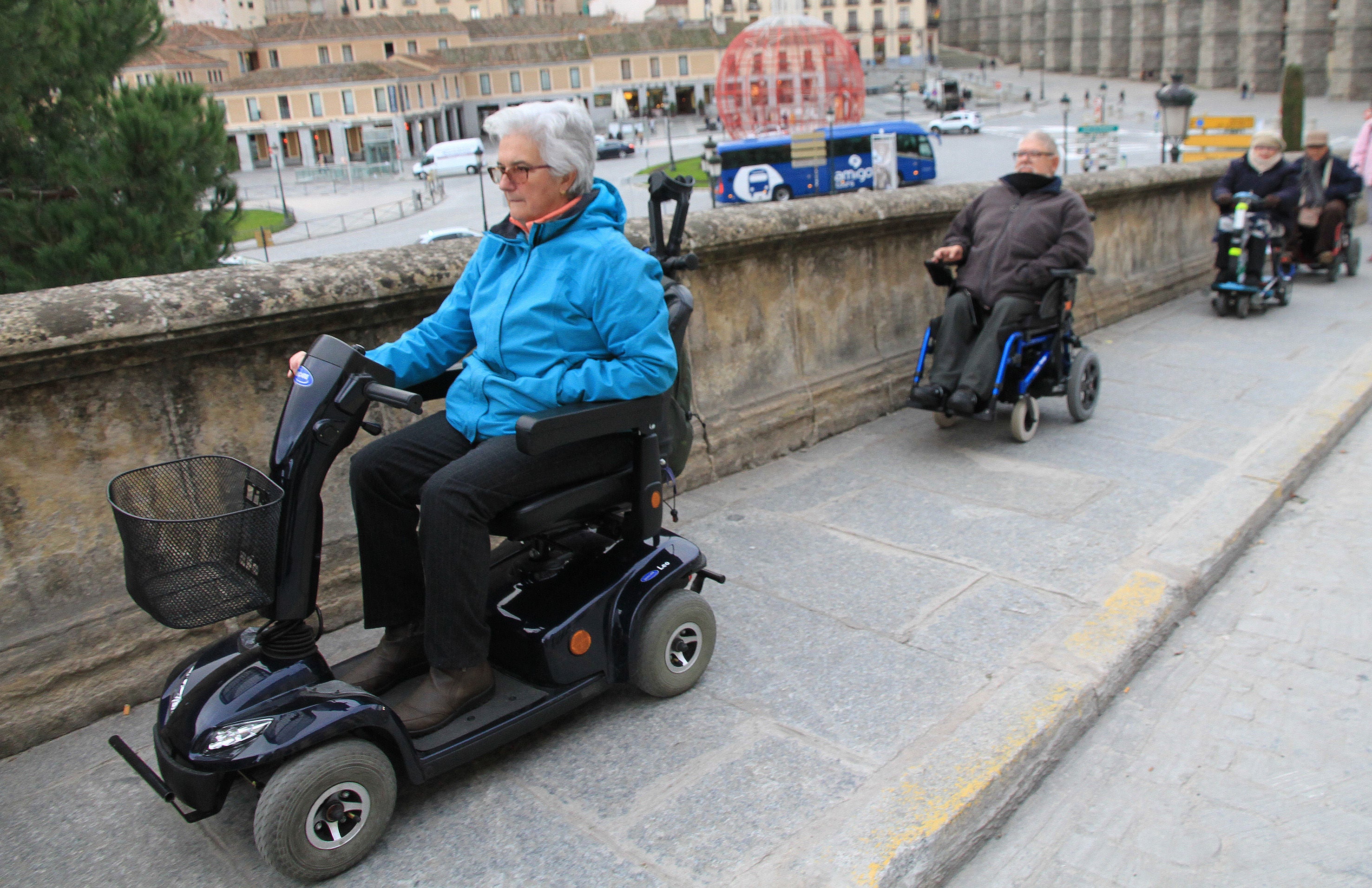 Miembros de Frater afrontan los primeros metros de la calle San Juan, junto al Acueducto.