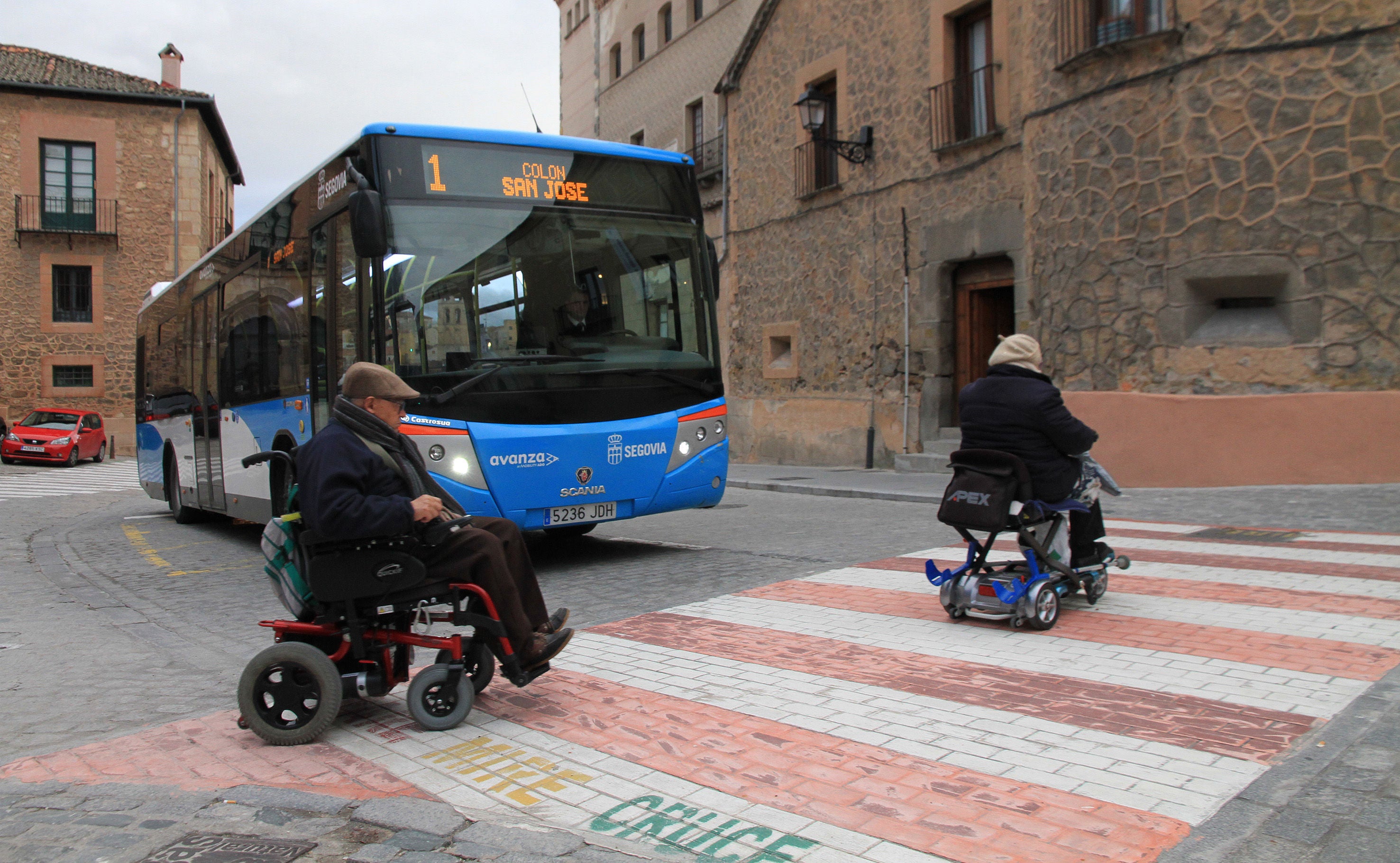 Miembros de Frater afrontan los primeros metros de la calle San Juan, junto al Acueducto.