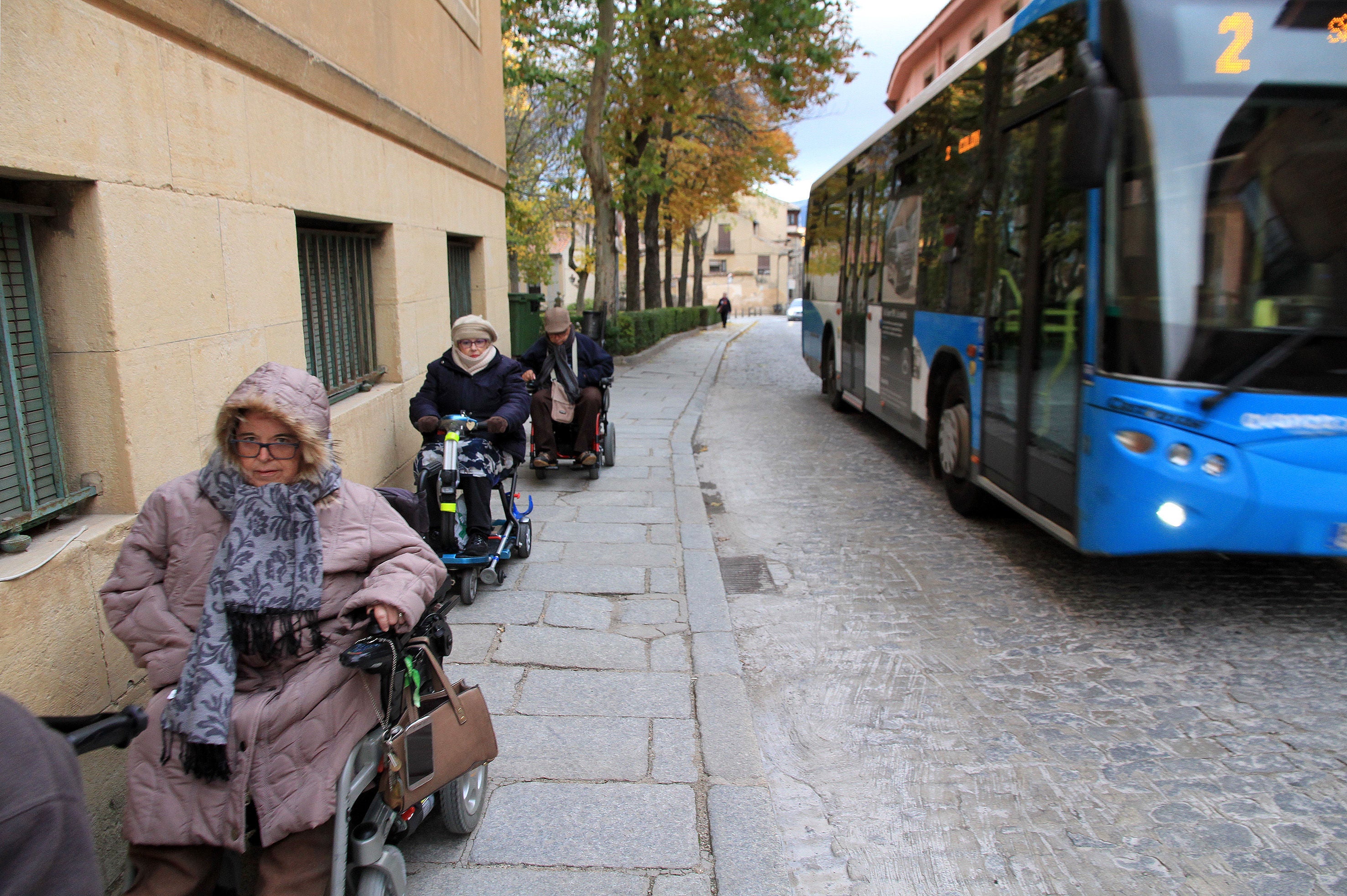 Miembros de Frater afrontan los primeros metros de la calle San Juan, junto al Acueducto.