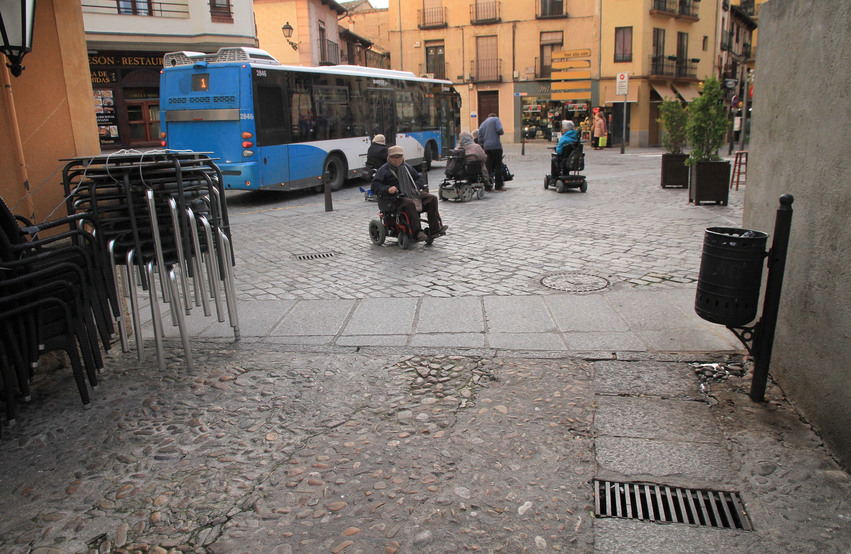 Miembros de Frater afrontan los primeros metros de la calle San Juan, junto al Acueducto.