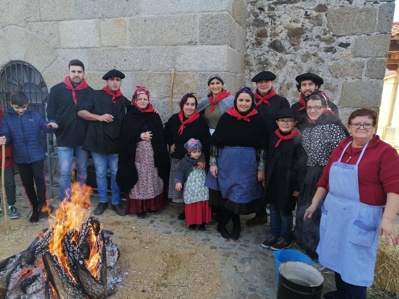 El municipio de El Cabaco se sumó ayer al circuito de la Fiesta de la Matanza Tradicional promovido por la Diputación y lo hizo con gran éxito de público desde primera hora de la mañana. El cerdo, que pesaba 220 kilos, fue despiezado y sus piezas subastadas, obteniéndose unos 500 euros. Los asistentes pudieron degustar un pincho a base de chichas y huevo frito. La comida consistió en patatas meneás y carne asada, amenizada por el tamborilero local Agustín García.