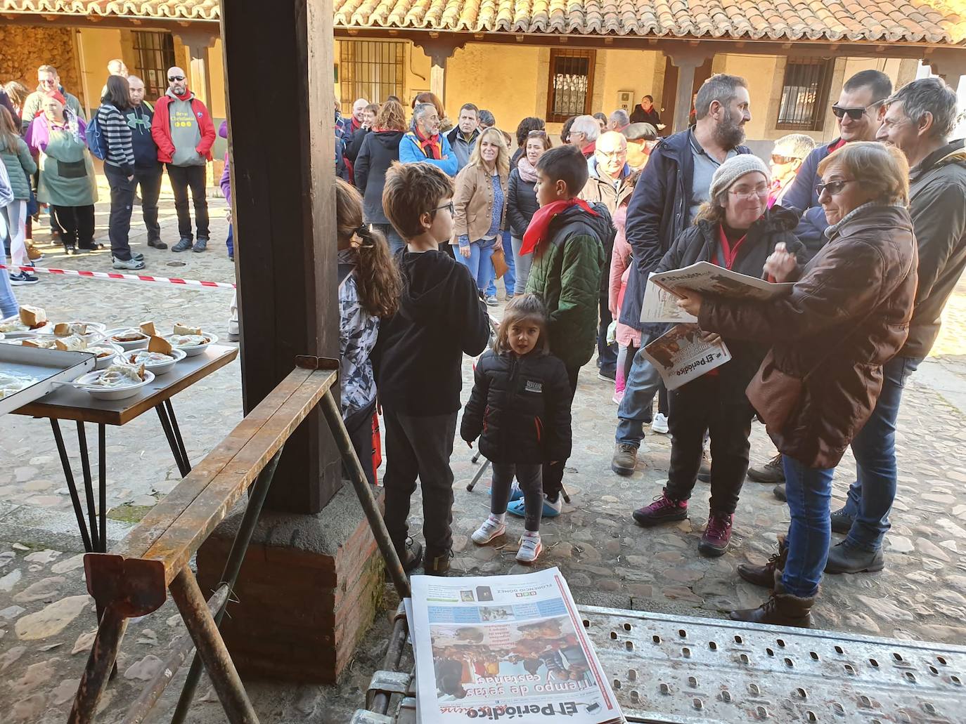 El municipio de El Cabaco se sumó ayer al circuito de la Fiesta de la Matanza Tradicional promovido por la Diputación y lo hizo con gran éxito de público desde primera hora de la mañana. El cerdo, que pesaba 220 kilos, fue despiezado y sus piezas subastadas, obteniéndose unos 500 euros. Los asistentes pudieron degustar un pincho a base de chichas y huevo frito. La comida consistió en patatas meneás y carne asada, amenizada por el tamborilero local Agustín García.