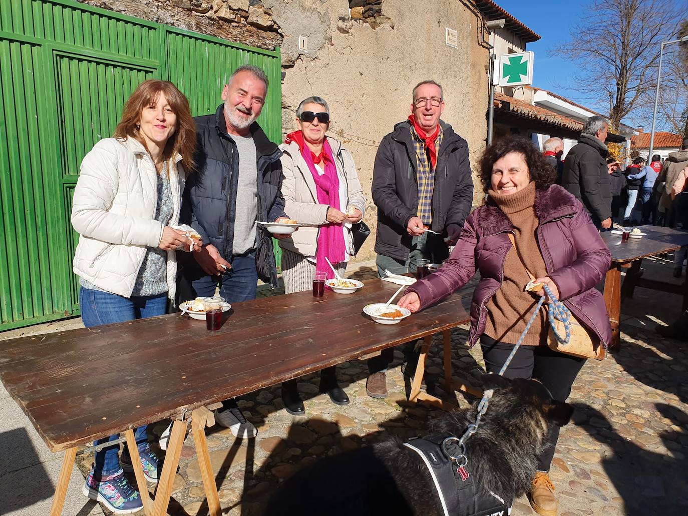 El municipio de El Cabaco se sumó ayer al circuito de la Fiesta de la Matanza Tradicional promovido por la Diputación y lo hizo con gran éxito de público desde primera hora de la mañana. El cerdo, que pesaba 220 kilos, fue despiezado y sus piezas subastadas, obteniéndose unos 500 euros. Los asistentes pudieron degustar un pincho a base de chichas y huevo frito. La comida consistió en patatas meneás y carne asada, amenizada por el tamborilero local Agustín García.