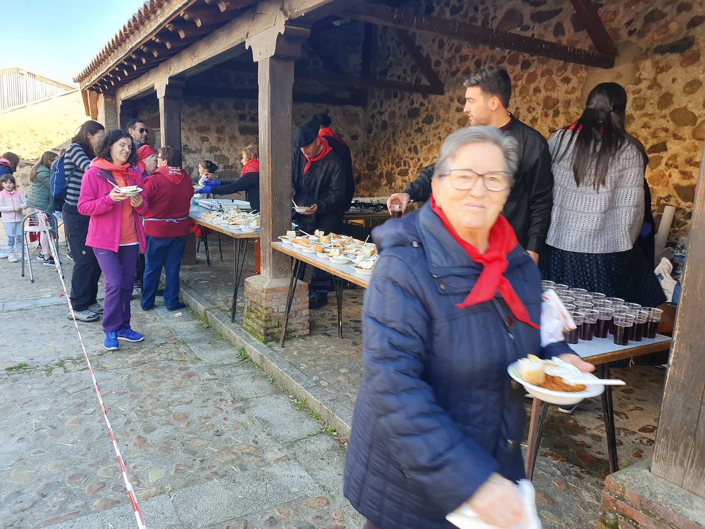 El municipio de El Cabaco se sumó ayer al circuito de la Fiesta de la Matanza Tradicional promovido por la Diputación y lo hizo con gran éxito de público desde primera hora de la mañana. El cerdo, que pesaba 220 kilos, fue despiezado y sus piezas subastadas, obteniéndose unos 500 euros. Los asistentes pudieron degustar un pincho a base de chichas y huevo frito. La comida consistió en patatas meneás y carne asada, amenizada por el tamborilero local Agustín García.