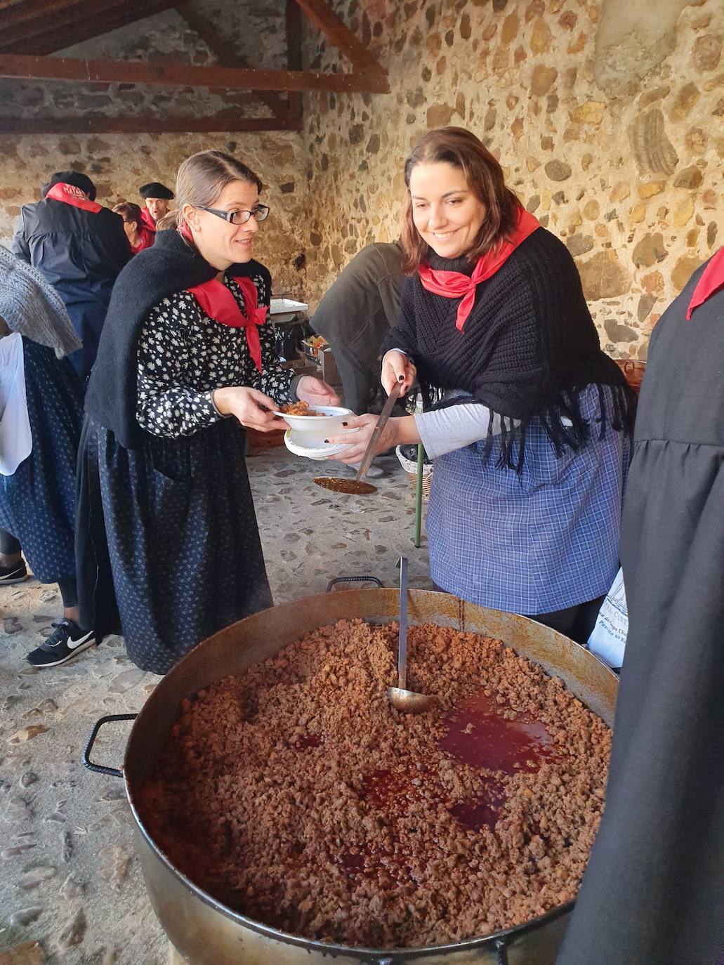 El municipio de El Cabaco se sumó ayer al circuito de la Fiesta de la Matanza Tradicional promovido por la Diputación y lo hizo con gran éxito de público desde primera hora de la mañana. El cerdo, que pesaba 220 kilos, fue despiezado y sus piezas subastadas, obteniéndose unos 500 euros. Los asistentes pudieron degustar un pincho a base de chichas y huevo frito. La comida consistió en patatas meneás y carne asada, amenizada por el tamborilero local Agustín García.