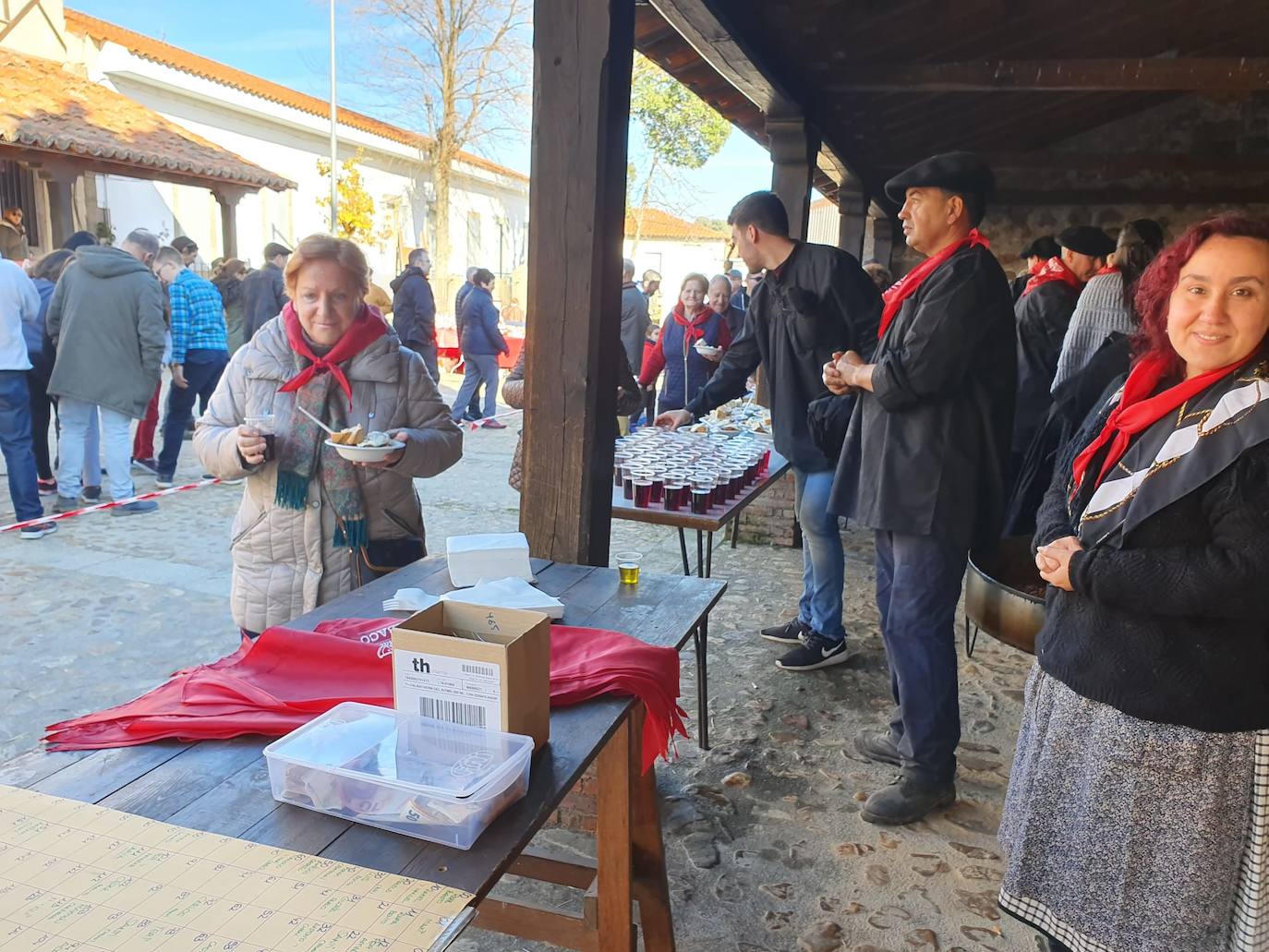 El municipio de El Cabaco se sumó ayer al circuito de la Fiesta de la Matanza Tradicional promovido por la Diputación y lo hizo con gran éxito de público desde primera hora de la mañana. El cerdo, que pesaba 220 kilos, fue despiezado y sus piezas subastadas, obteniéndose unos 500 euros. Los asistentes pudieron degustar un pincho a base de chichas y huevo frito. La comida consistió en patatas meneás y carne asada, amenizada por el tamborilero local Agustín García.