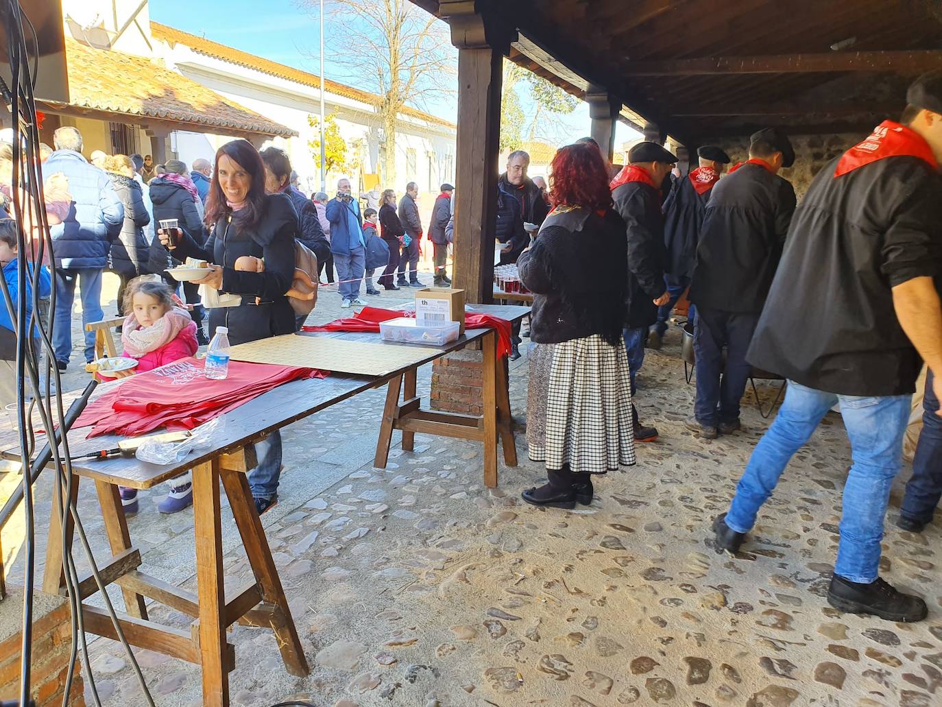 El municipio de El Cabaco se sumó ayer al circuito de la Fiesta de la Matanza Tradicional promovido por la Diputación y lo hizo con gran éxito de público desde primera hora de la mañana. El cerdo, que pesaba 220 kilos, fue despiezado y sus piezas subastadas, obteniéndose unos 500 euros. Los asistentes pudieron degustar un pincho a base de chichas y huevo frito. La comida consistió en patatas meneás y carne asada, amenizada por el tamborilero local Agustín García.