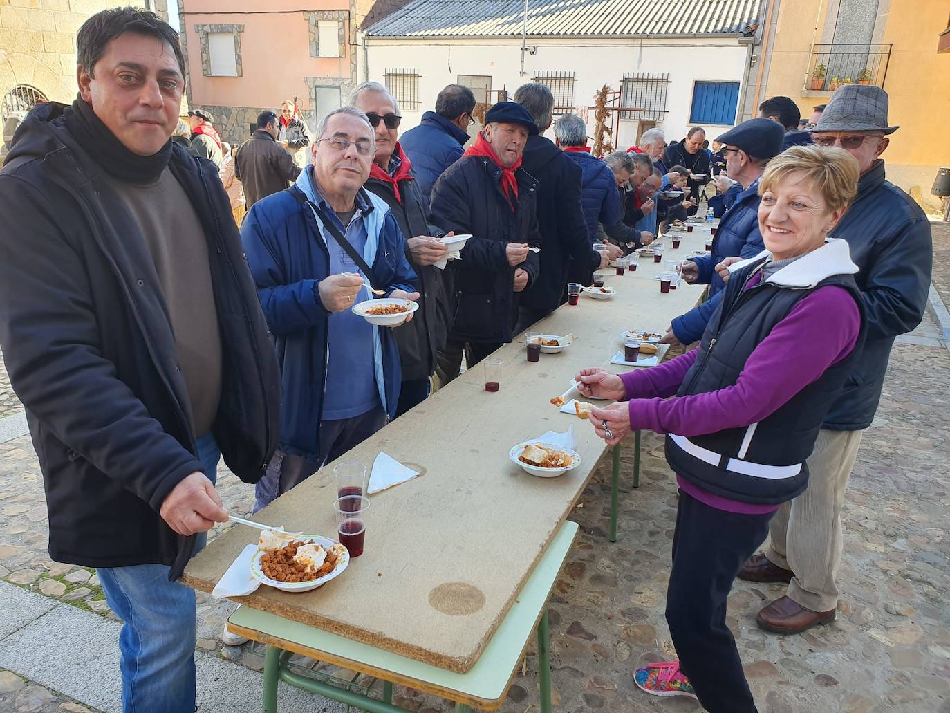 El municipio de El Cabaco se sumó ayer al circuito de la Fiesta de la Matanza Tradicional promovido por la Diputación y lo hizo con gran éxito de público desde primera hora de la mañana. El cerdo, que pesaba 220 kilos, fue despiezado y sus piezas subastadas, obteniéndose unos 500 euros. Los asistentes pudieron degustar un pincho a base de chichas y huevo frito. La comida consistió en patatas meneás y carne asada, amenizada por el tamborilero local Agustín García.