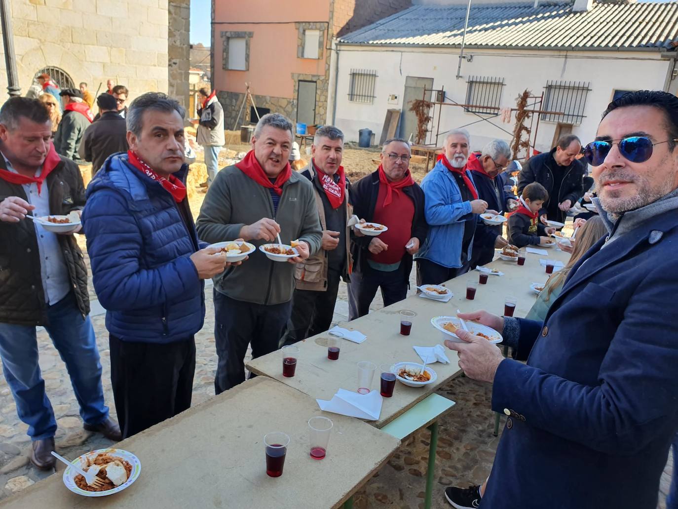 El municipio de El Cabaco se sumó ayer al circuito de la Fiesta de la Matanza Tradicional promovido por la Diputación y lo hizo con gran éxito de público desde primera hora de la mañana. El cerdo, que pesaba 220 kilos, fue despiezado y sus piezas subastadas, obteniéndose unos 500 euros. Los asistentes pudieron degustar un pincho a base de chichas y huevo frito. La comida consistió en patatas meneás y carne asada, amenizada por el tamborilero local Agustín García.