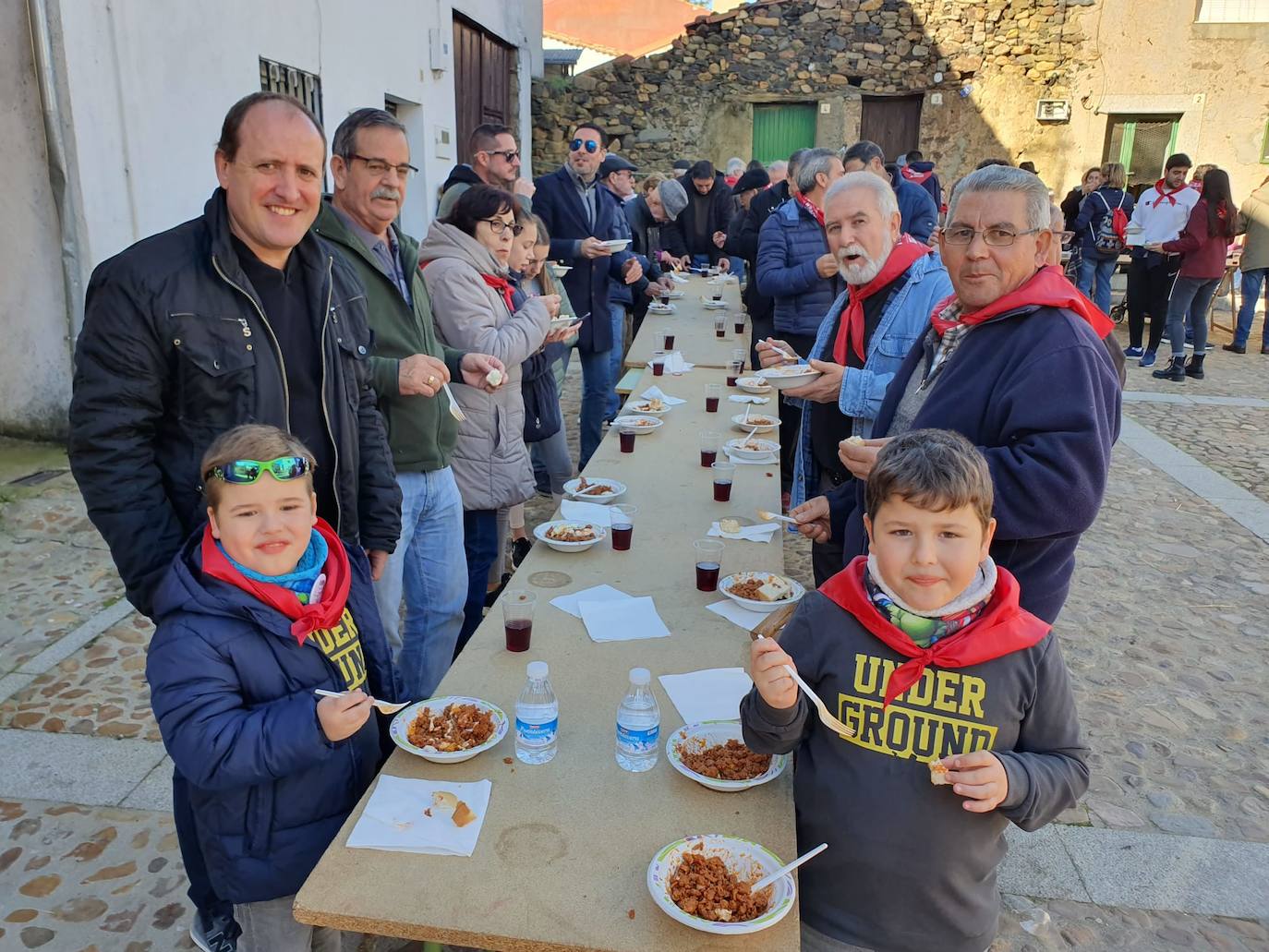 El municipio de El Cabaco se sumó ayer al circuito de la Fiesta de la Matanza Tradicional promovido por la Diputación y lo hizo con gran éxito de público desde primera hora de la mañana. El cerdo, que pesaba 220 kilos, fue despiezado y sus piezas subastadas, obteniéndose unos 500 euros. Los asistentes pudieron degustar un pincho a base de chichas y huevo frito. La comida consistió en patatas meneás y carne asada, amenizada por el tamborilero local Agustín García.
