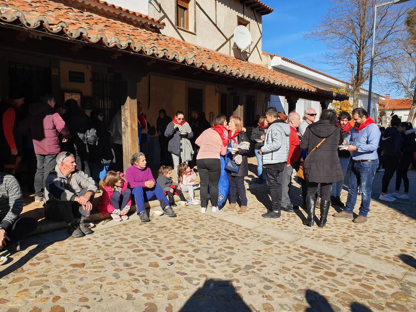 El municipio de El Cabaco se sumó ayer al circuito de la Fiesta de la Matanza Tradicional promovido por la Diputación y lo hizo con gran éxito de público desde primera hora de la mañana. El cerdo, que pesaba 220 kilos, fue despiezado y sus piezas subastadas, obteniéndose unos 500 euros. Los asistentes pudieron degustar un pincho a base de chichas y huevo frito. La comida consistió en patatas meneás y carne asada, amenizada por el tamborilero local Agustín García.