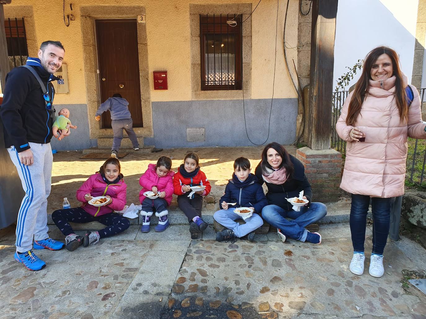 El municipio de El Cabaco se sumó ayer al circuito de la Fiesta de la Matanza Tradicional promovido por la Diputación y lo hizo con gran éxito de público desde primera hora de la mañana. El cerdo, que pesaba 220 kilos, fue despiezado y sus piezas subastadas, obteniéndose unos 500 euros. Los asistentes pudieron degustar un pincho a base de chichas y huevo frito. La comida consistió en patatas meneás y carne asada, amenizada por el tamborilero local Agustín García.