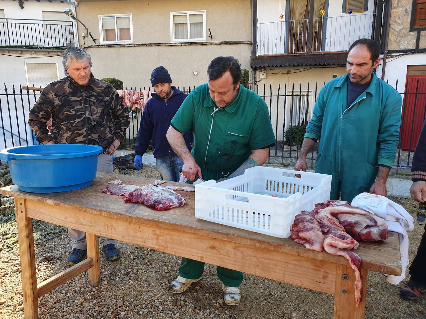 El despiece del cerdo, a partir del que se sacaron costilletas, lomo, chorizos, torreznos, morcilla o panceta, se llevó a cabo en la Plaza Mayor del municipio