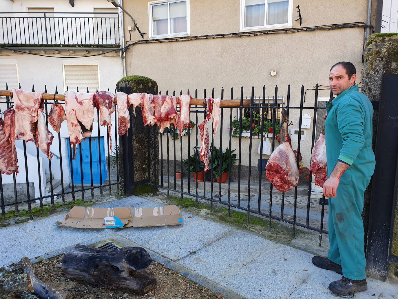 El despiece del cerdo, a partir del que se sacaron costilletas, lomo, chorizos, torreznos, morcilla o panceta, se llevó a cabo en la Plaza Mayor del municipio